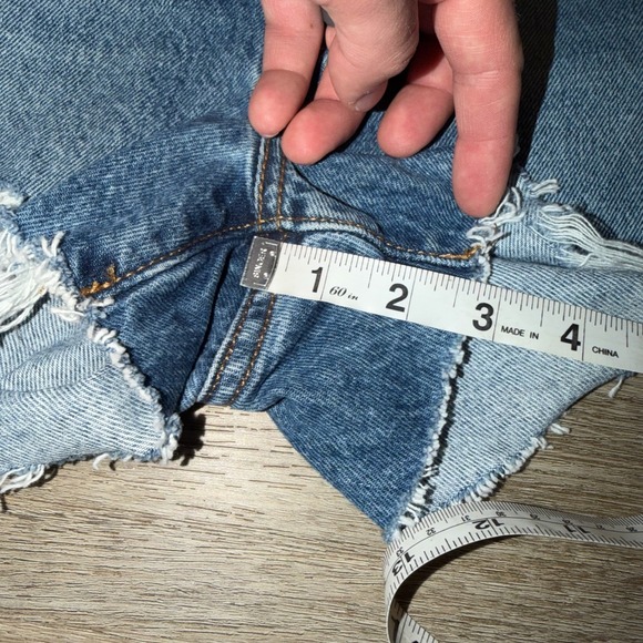 NWT Levi's Women's 501 Original Denim Shorts Distressed 100% Cotton High Rise 32 - Picture 6 of 12